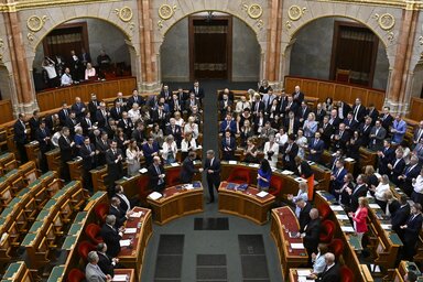 MTI/A kormánypárti képviselők fölállva tapsolnak, miután szavaztak a 17. alaptörvény-módosításról