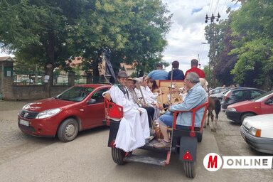 Az aratócsapatok egy része lovas kocsival ment ki a búzaparcellára (Horváth Zsolt felvétele)