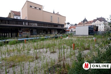 A belváros szíve 2022 dereka óta „átjárhatatlan”, pontosabban: a gyalogosforgalmat egy szűk, 1,3 méter, de helyenként alig 80 cm széles folyosóba terelték (Fotó: Dávid Csilla felvétele)