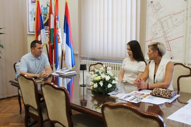 Radivoj Debeljački hivatalában fogadta Milenović Ilijanát és Jasmina Crveni igazgatót.  Debeljački az önkormányzat nevében megjutalmazta a tehetséges diáklányt (Fotó: Paraczky László)