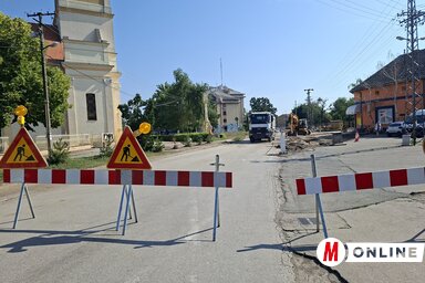 Szünetel a forgalom a Lázár Cár utcában is (Paraczky László felvétele)