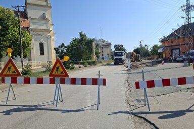 Szünetel a forgalom a Lázár Cár utcában is (Paraczky László felvétele)