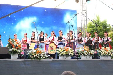 A Bard Művelődési Egyesület felnőtt néptánccsoportja (Paraczky László felvétele)