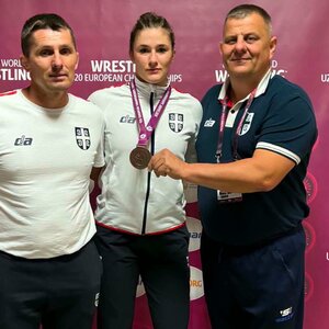 Újhelyi Sándor, Újhelyi Evelin és Fábián Ákos Szkopjéban (Fotó: facebook.com/birkozoegyesulet.potisjekanizsa)