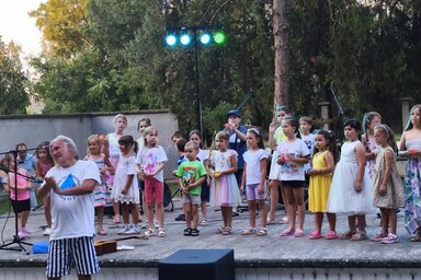 A gyerekek élvezték hogy be lettek vonva az interaktív előadásba (Fotó: Morvai Nagybali Tamara felvétele)