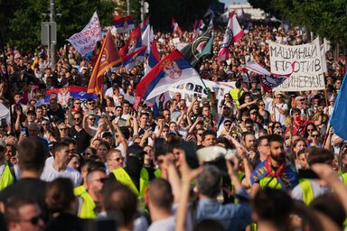 A tiltakozó egyetemisták hamarosan telefonon keresik a polgárokat (Fotó: Beta)