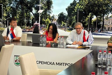 Dragan Glamočić (jobbról) a sertéspestis miatt összehívott válságstáb Sremska Mitrovica-i ülésén (Fotó: Beta)
