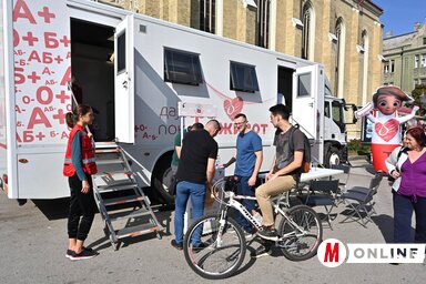 A véradás nyáron, az évi szabadságok idején különösen fontos, ilyenkor ugyanis általában vérhiány lép fel (Fotó: Ótos András korábbi felvétele)