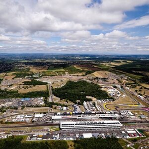 Légi felvételen a megújult Hungaroring, amely ezen a hétvégén ismét a Formula–1 középpontjába kerül (Fotó: Hungaroring)