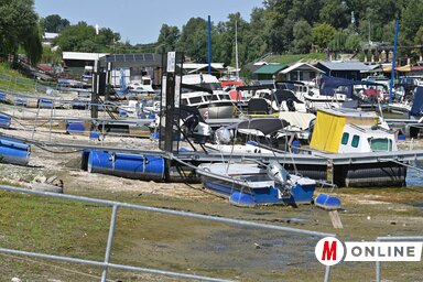 A Kis-Dunában a part közelében kikötött csónakok többsége alól már napokkal ezelőtt „elfolyt a víz” (Fotó: Ótos András felvétele)