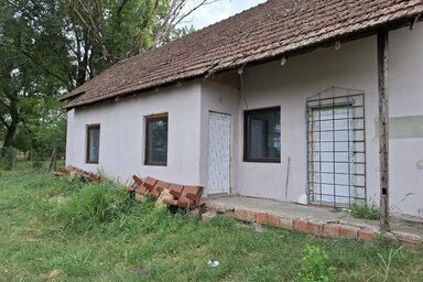 A pálya melletti épület hamarosan visszakapja régi kinézetét (Kállai Göblös Nikoletta felvétele)