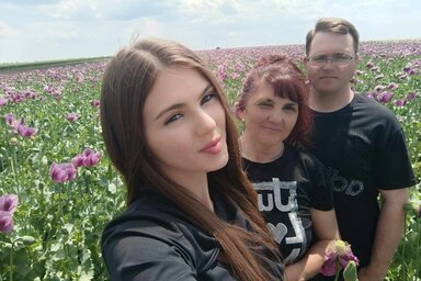 Hegyi Szilvia és családja továbbra is ragaszkodik a mák kézi műveléséhez ( Hegyi Szilvia képgyűjteménye)