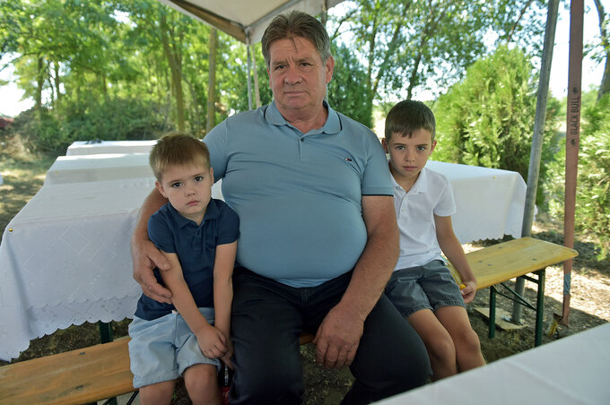 Sors Endre és unokái, akik egy percre sem szeretnek elszakadni a tatától
