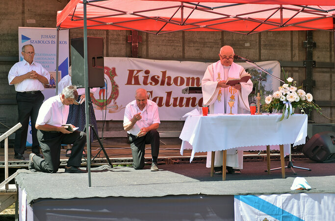 Szabadtéri szentmise Savelin Zoltán plébános celebrálásában