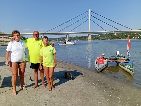 A mohácsi Romhányi László és neje, Katalin, a Duna rendkívül alacsony vízállásának köszönhetően a Horgászsziget végében köthették ki csónakjukat, sátraikat is itt állították fel. Ők csak Belgrádig hajóznak, de a többiek tovább utaznak, úti céljuk Romániában van, a tenger partján. Hétfőn beszélgettünk velük, a fotón a Mohácsról érkezett Sümegi Edit, Romhányi László és Katalin szerepel