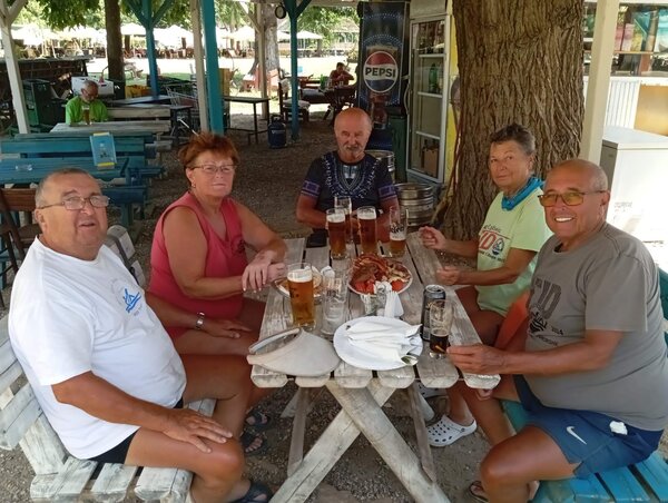 Az evezős vendégek többsége a Strandon verte fel sátrát, itt pihentek meg, ettek, ittak, ismerkedtek és barátkoztak. Kedden reggel indultak tovább. Szerencsés utat kívánunk nekik, reméljük, hogy jövőre ismét találkozunk!