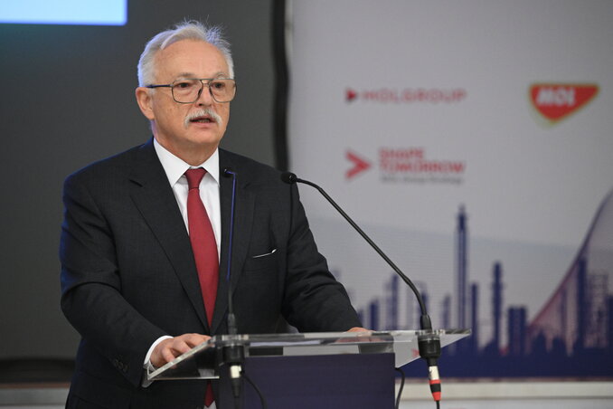 Hernádi Zsolt a Mol Duna Finomítójában (Fotó: MTI)