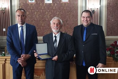Mák Ferenc a tudomány és a nemzeti identitás megőrzése területén kifejtett munkásságáért kapta meg Óbecse község díját (Kancsár Izabella felvétele)
