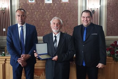 Mák Ferenc a tudomány és a nemzeti identitás megőrzése területén kifejtett munkásságáért kapta meg Óbecse község díját (Kancsár Izabella felvétele)