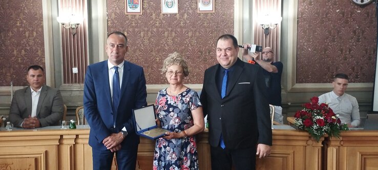 Horváth Mária a társadalmi szerepvállalás területén végzett több évtizedes munkájáért vehette át Óbecse község díját (Fotó: Kancsár Izabella felvétele)
