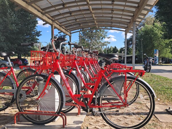 Az NS Bike hálózat egyik nagy előnye az, hogy a kölcsönzött kerékpárokat nem kell oda visszavinnünk, ahonnan elvettük őket. Tehát az újtelepi állomásról kiváltunk egy kerékpárt, eltekerünk a Strand elé, és leadjuk az ott lévő állomáson. Ezért nagyjából 20 dinárt kell fizetnünk