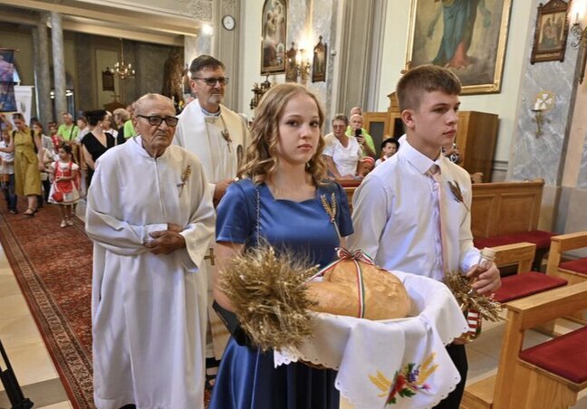 Az idei búzából készült kenyeret és a bort vitték a szentmisére