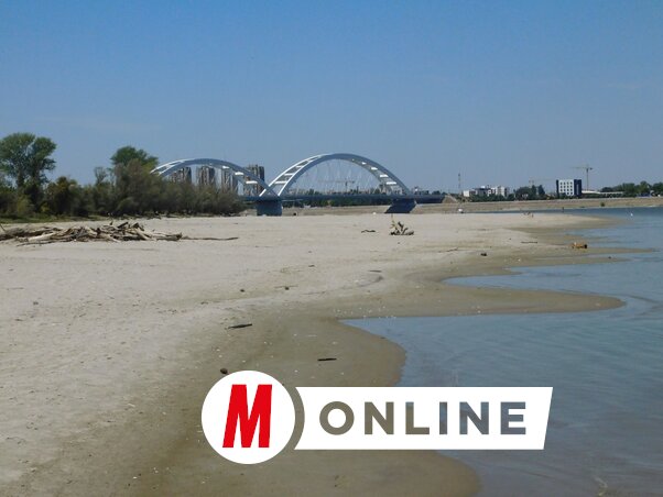 Széles a zátony, keskeny a meder az Újvidék alatti Dunán (Buzás Mihály felvétele)