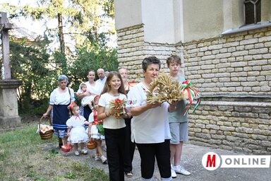 Ünnepi menet viszi a Szent Korona mását a templomba  (Fotó: Paraczky László)
