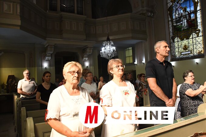 Az ünnepi szentmisén részt vett Jovan Kovačević (jobbról) polgármester-helyettes is  (Fotó: Paraczky László)