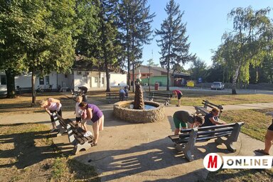 Az önkéntesek munkaakciója a település központjában (Facebook/Gunaras Hivatalos Oldala)