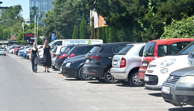 A városban egyre több, korábban “ingyenes” parkolóhely válik a fizetős zóna részévé. Legutóbb az Újvidéki Vásásr környékén tették fizetőssé a parkolást, több száz parkolóhely került kék zónás megfizettetés alá. A parkolóhelyek általában olyanok, hogy az autók orral vagy farral parkolhatnak be, ami azt jelenti, hogy az úttesten elhaladó ellenőrző kamerák könnyedén leolvashatják vagy az első, vagy a hátsó rendszámot, és a rendszer máris kiállthatja a büntetést az autós számára. Persze csak annak, aki ha nem fizeti be azonnal az 50 dináros parkolási díjat / Ótos András felvétele