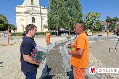 A polgármester vizet osztott, és elbeszélgetett a dolgozókkal (Fotó: Paraczky László)