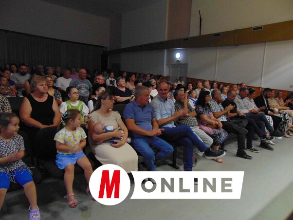 A kultúrműsorra megtelt a színházterem (Fotó: Vidács Hajnalka)