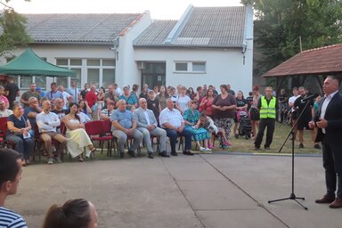 Tóbiás József köszönti az ünneplő falu lakosait (Kiss Zoltán felvétele)