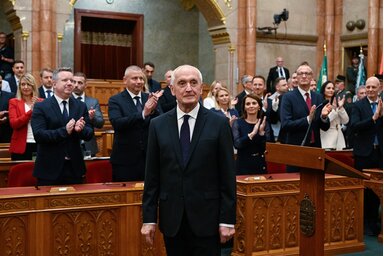MTI/A Tisza képviselői megtapsolják a megválasztott államfőt