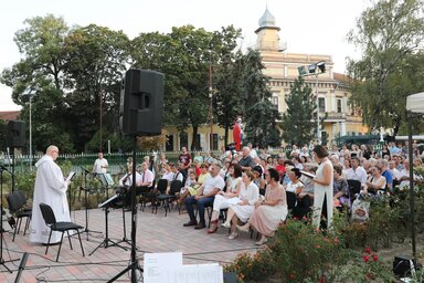 Egy korábbi Nagyboldogasszony-napi ünnepség a Szentháromság-templomnál  (Foto Video Studio Dobai)
