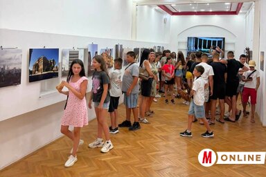 A kiállítás megnyitóján jelen voltak a Verbászon tartózkodó koszovói diákok is (Fotó: Paraczky László)