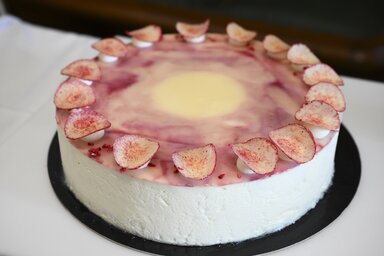 MTI/A Bíborfehér fantázianevű torta erdei bogyós gyümölcsök, pirított mandula, tejfölös mousse és rögös túró kombinációjából készült