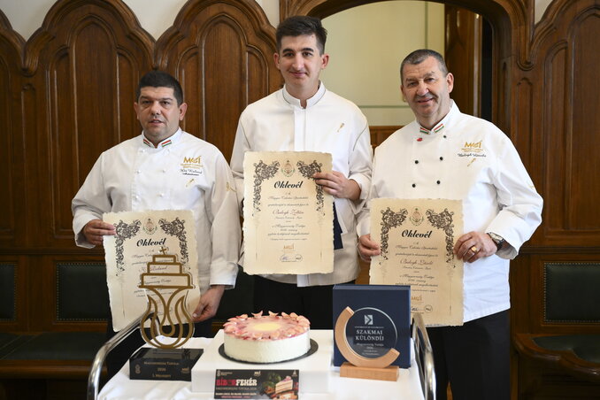MTI/A győztes torta elkészítői: Kis Roland, Balogh Zoltán és Balogh László cukrászmesterek
