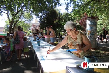 A tíz alkotó a szülőföld szeretetét festette meg az óriási vászonra Adán (Fotó: Csincsik Zsolt)