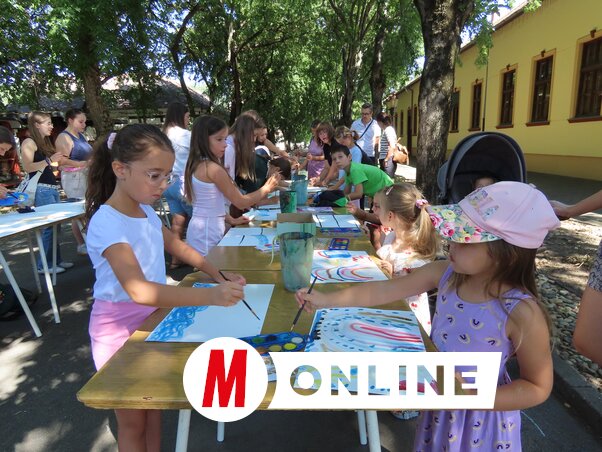 A kisgyerekek is festhettek az adai sétányon (Fotó: Csincsik Zsolt)
