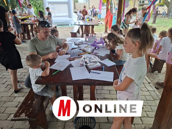 Az ábrák festésénél a szülők is besegítettek (Fotó: Paraczky László)