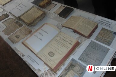 A református templomban a jubileum kapcsán értékes Bibliákat és énekeskönyveket mutattak be (Fotó: Vidács Hajnalka)