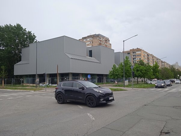 A városrész fejlesztésének irányát az új művelődési állomás is jelzi. A Parasztlázadás és a Bata
Brkić utca kereszteződésénél már elkészült a kultúrlétesítmény, amelyet hamarosan átadnak/Szeli Balázs