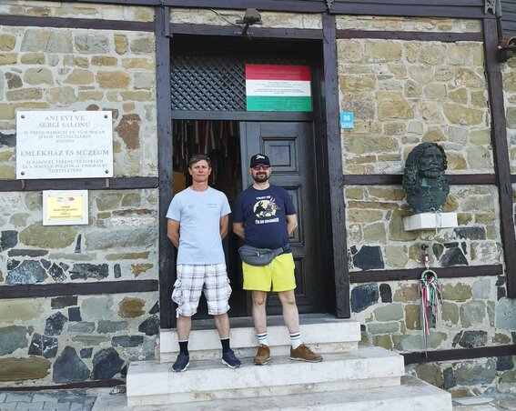 Nagy Zámbó Zsolt és Gábor Attila a rodostói Rákóczi Ferenc Múzeum és Emlékház előtt (Nagy Zámbó Zsolt és Gábor Attila saját képei)