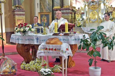 A Szent Őrangyalok római katolikus templomban Palatinus István plébános szentelte meg az új kenyeret (Gergely Árpád felvétele)