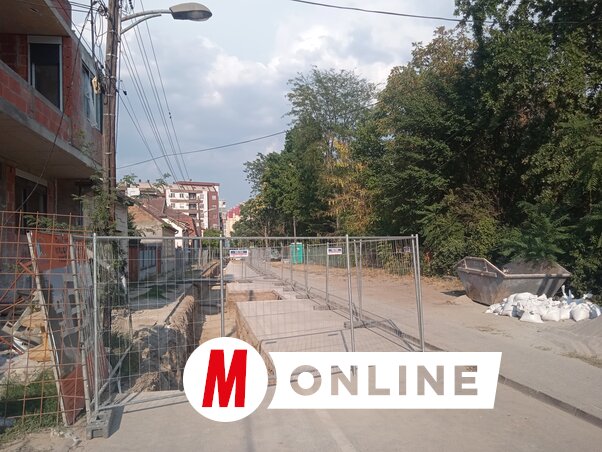 A Limánról, azaz az Európa sugárút elején lévő körforgalomból a Telepre vezető Cirill és Metód utcába nem kanyarodhatunk be autóval, a távvezeték cseréje itt július végén kezdődött, a terv szerint augusztus végéig befejeződik (Fotó: Szeli Balázs felvétele)