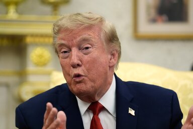 Donald Trump arra figyelmeztette Ománt, hogy amerikai katonai csapással nézhet szembe, ha akadályozza az Egyesült Államok Hormuzi-szorossal kapcsolatos lépéseit (Fotó: Beta/AP)