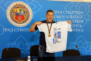 Živica Savin az idei félmaraton pólójával és befutóérmével (Benedek Miklós felvétele)