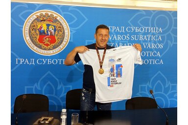 Živica Savin az idei félmaraton pólójával és befutóérmével / Fotó: Benedek Miklós